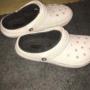 white fuzzy crocs